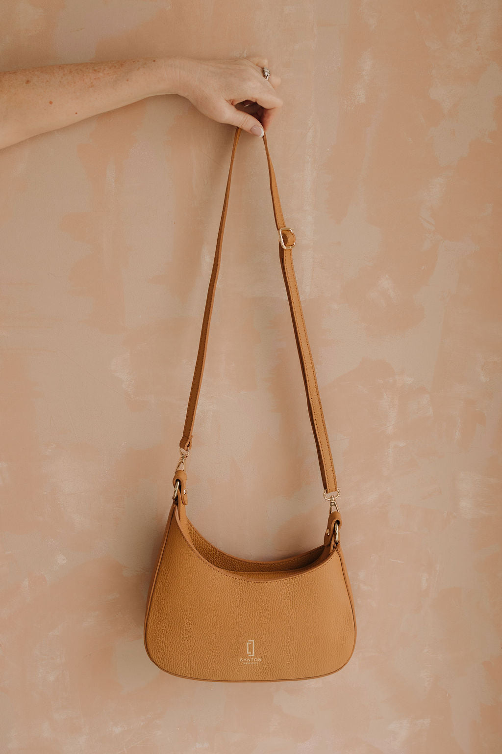 Sleek Leather Shoulder Bag - Tan